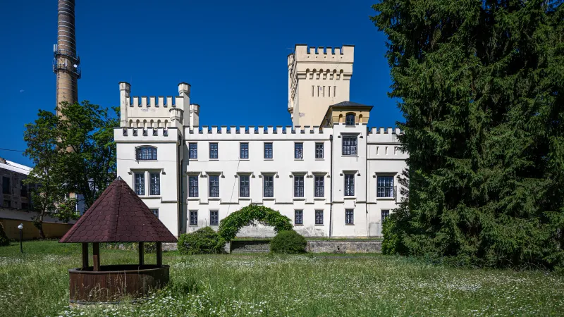 Památkově chráněný novogotický zámek ve Skřivanech