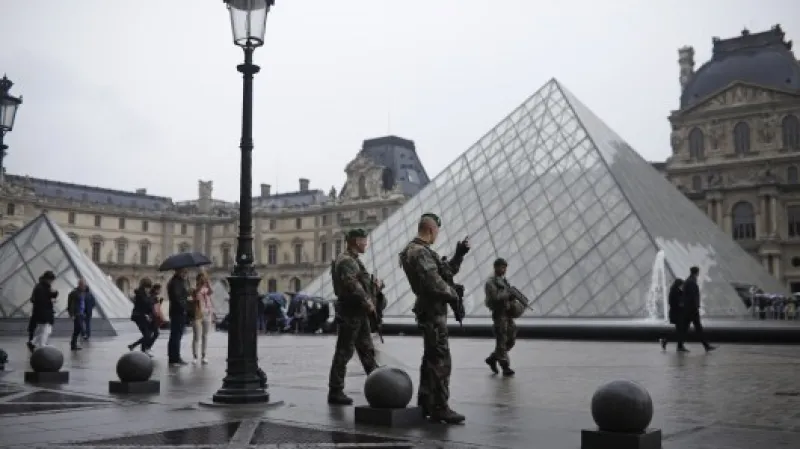 Policisté hlídkující před Louvrem Zdroj: ČTK/AP