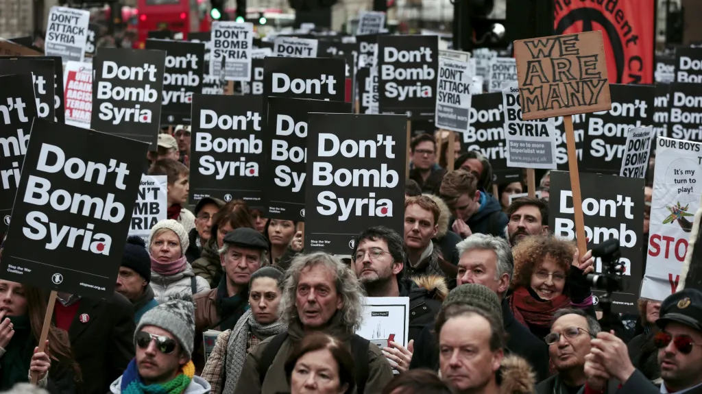 Demonstrace proti zapojení Británie do náletů v Sýrii