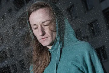 Rebelující puberťačka Antigona řeší svou nenormální rodinu