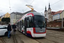 Nová olomoucká tramvaj upozorní na překážky na trati. Dopravní podnik za ni zaplatil 28 milionů