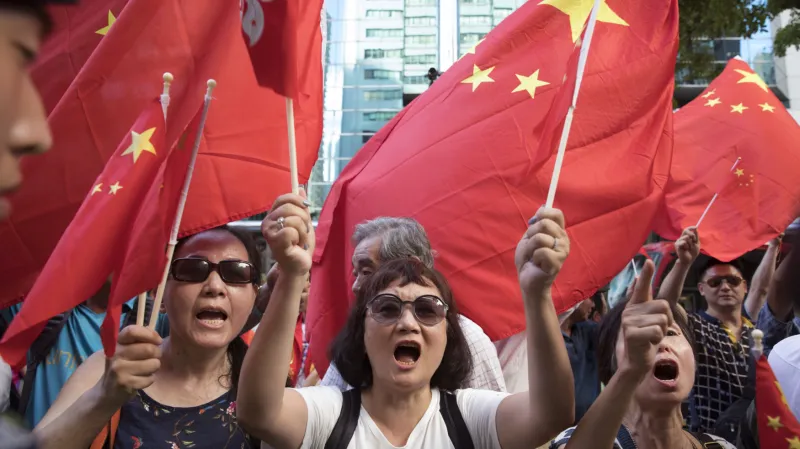 Stoupenci Pekingu v ulicích města