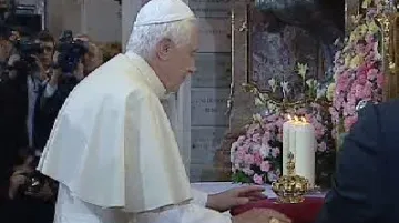 Papež s korunkou pro Pražské Jezulátko