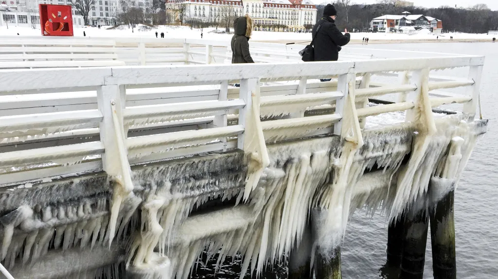 Ledem pokryté molo v polských Sopotech