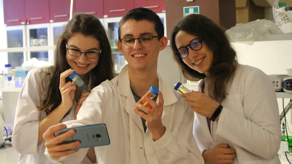Studenti Lucie Pifková, Michal Sikorai a Sabina Fronková v laboratoři
