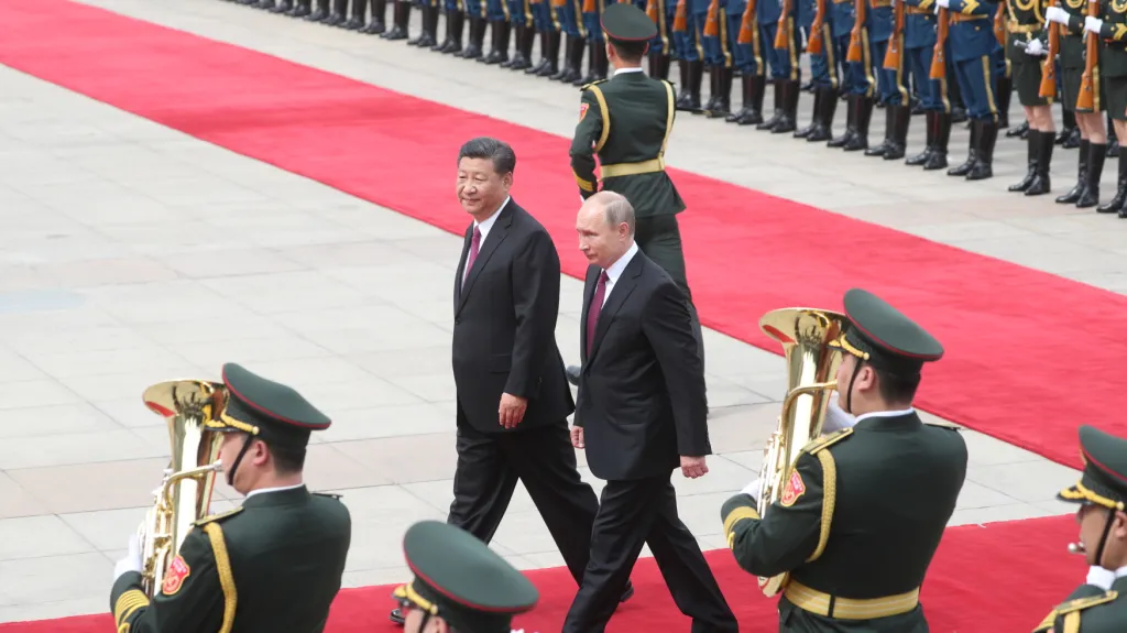 Putin (vpravo) na návštěvě v Číně. Při přehlídce ho doprovází Si Ťin-pching