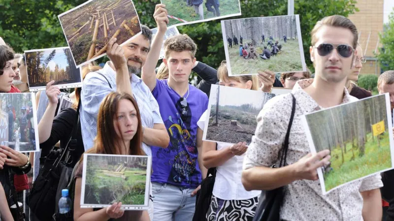 Demonstraci proti kácení na Šumavě