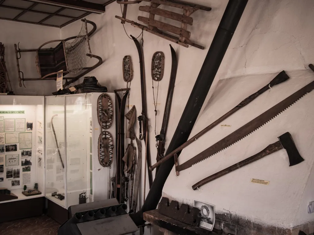 O historii místa, ochraně přírody, sledování noční oblohy a o výrobě skla vypovídá místní Muzeum Jizerských hor. Mimo jiné je zde možné shlédnout unikátní výstavu fotografií hmyzu z elektronového mikroskopu