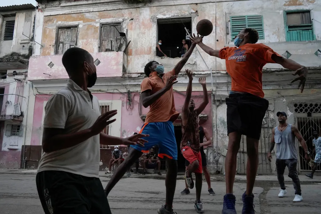 Mladí basketbalisté v jedné z havanských ulic na Kubě. Vysoká hra se hraje i o budoucnost komunistické země, vypukly tu největší protesty za třicet let