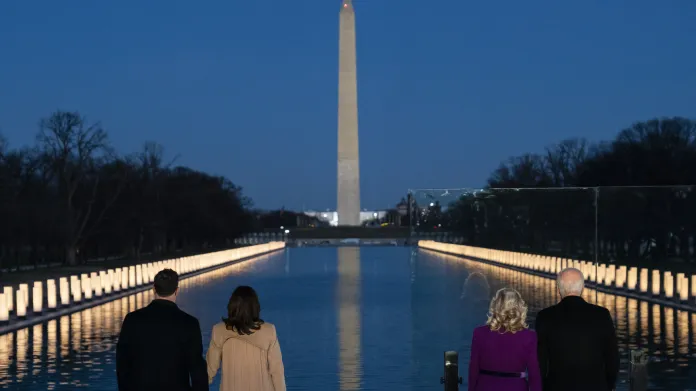 Joe Biden a Kamala Harrisová se svými partnery v předvečer inaugurace uctili památku obětí covidu-19