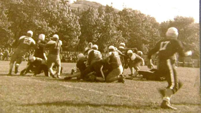 Zápas amerického fotbalu v Českém Krumlově v září 1945
