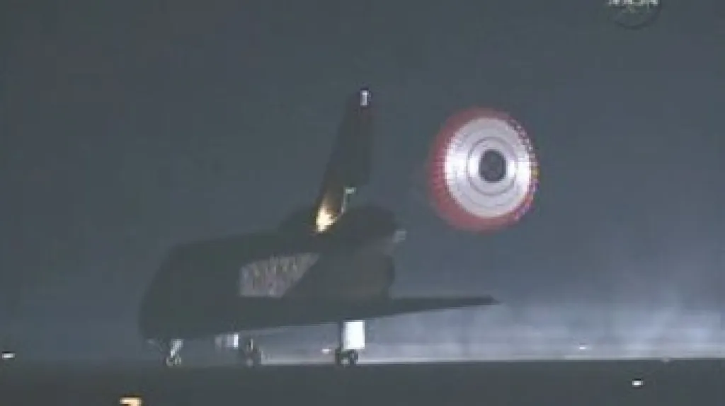 Noční přistání raketoplánu
