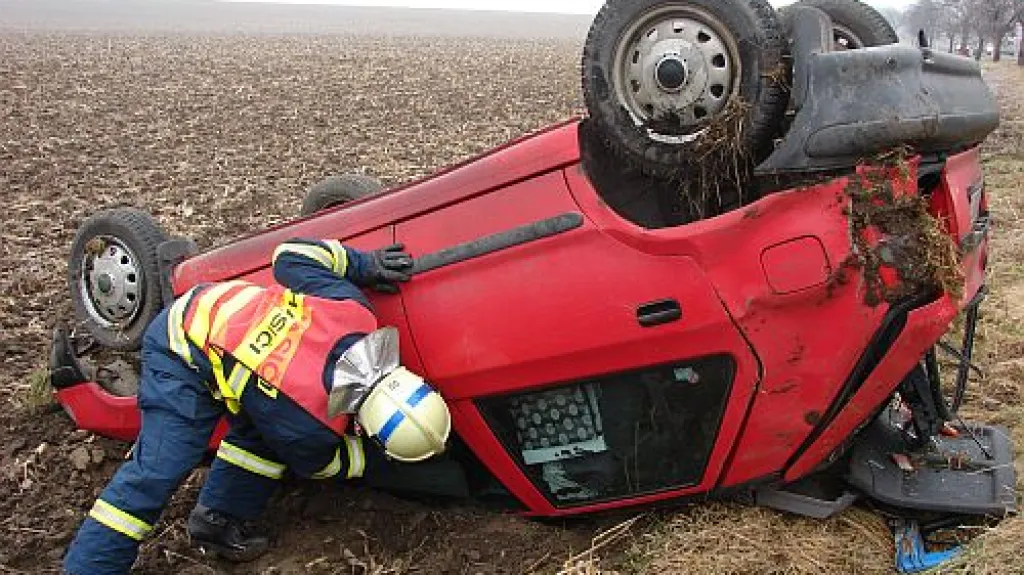 Převrácené osobní auto