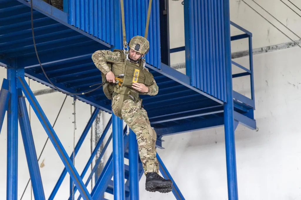 V kasárnách jsou dvě nové stavby, budova jednotek má o čtvrtinu větší kapacitu a nový anténní stožár pro spojení s letištěm. Příští rok se bude zvětšovat jídelna a sklad. Nově se postaví budova multiskladu, štábu a hala oprav