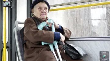 Důchodce v tramvaji