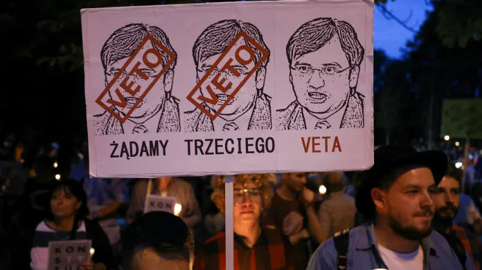 Poláci v ulicích požadovali veto všech tří částí reformy