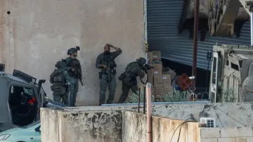 Izraelští vojáci zaujímají pozice během razie v Džanínu na Izraelem okupovaném Západním břehu Jordánu, 27. listopadu 2025