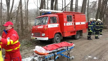 Záchranářům asistovali hasiči