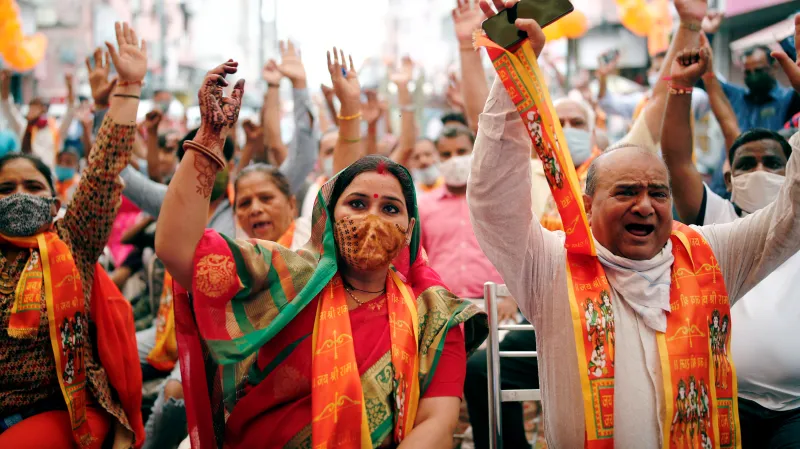 Lidé na ulici oslavují položení základního kamene chrámu
