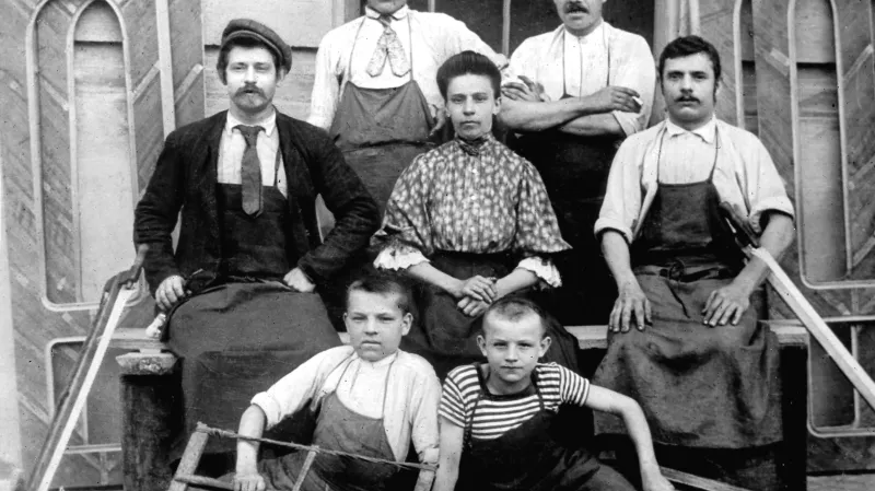 Budoucí dělnický prezident Klement Gottwald jako truhlářský učeň (označen x) ve Vídni.