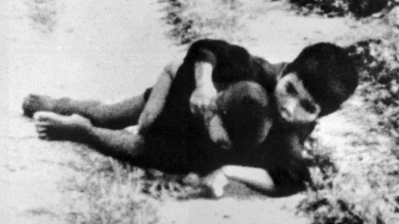 Tuto fotografii pořídil jeden z amerických vojáků: Starší bratr chrání svým tělem mladšího. O několik minut později byl zavražděn i strarší hoch.