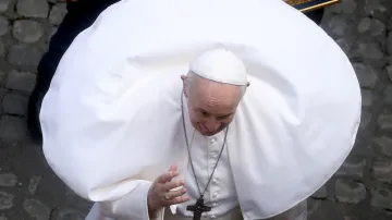 Papež František na nádvoří San Damaso ve Vatikánu 19. května
