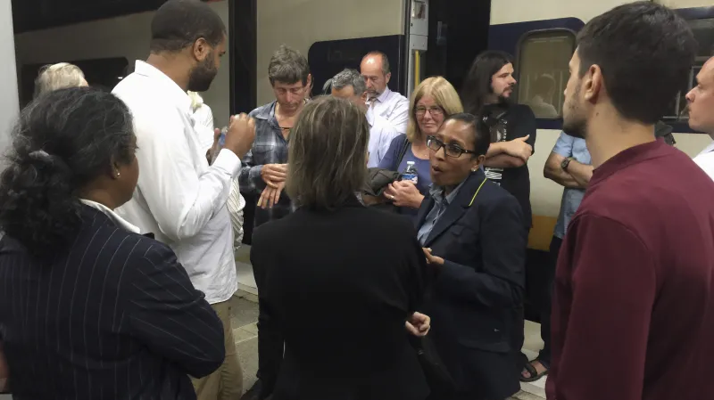 Zaměstnanci společnosti Eurostar vysvětlují cestujícím situaci