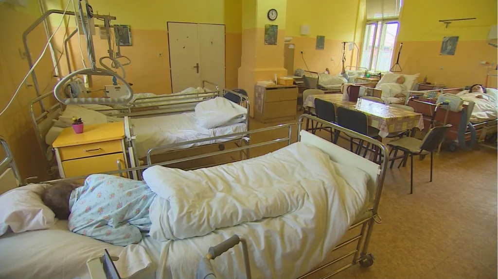 Přeplněný pokoj v léčebně dlouhodobě nemocných