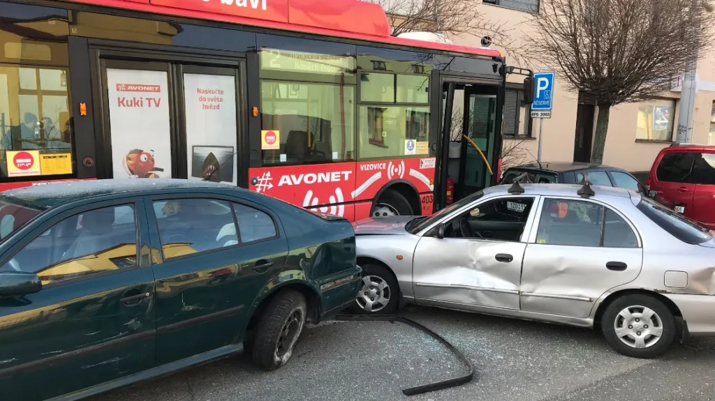 Trolejbus při nehodě poškodil zaparkovaná auta