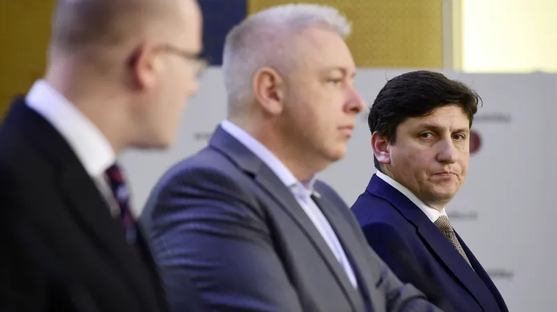 Premiér Bohuslav Sobotka, ministr vnitra Milan Chovanec a ředitel České pošty Martin Elkán