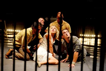 Recenze: Akrobati Compagnie Rasposo kousají, bodají i štípou