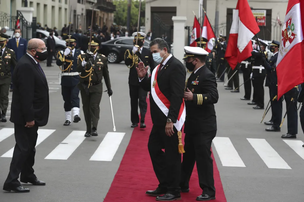 Novým prezidentem se stal předseda parlamentu Manuel Merino. Na snímku odchází od kongresové budovy poté, co složil prezidentskou přísahu