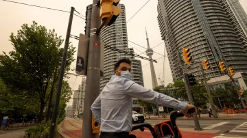 Lidé v Torontu se chrání maskami