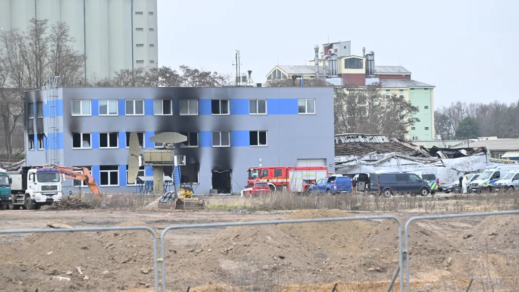 Pohled do areálu průmyslové zóny, kde hořela skladovací hala a administrativní budova společnosti LPP Holding