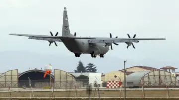 Nákladní letadlo C-130 přistává na italské vojenské základně v Avianu