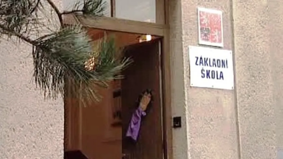 Policie postřelila zloděje, který se vloupal do základní školy v Luži na Chrudimsku.