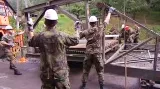 Vojáci instalují provizorní most