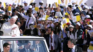 Papeže vítaly davy lidí