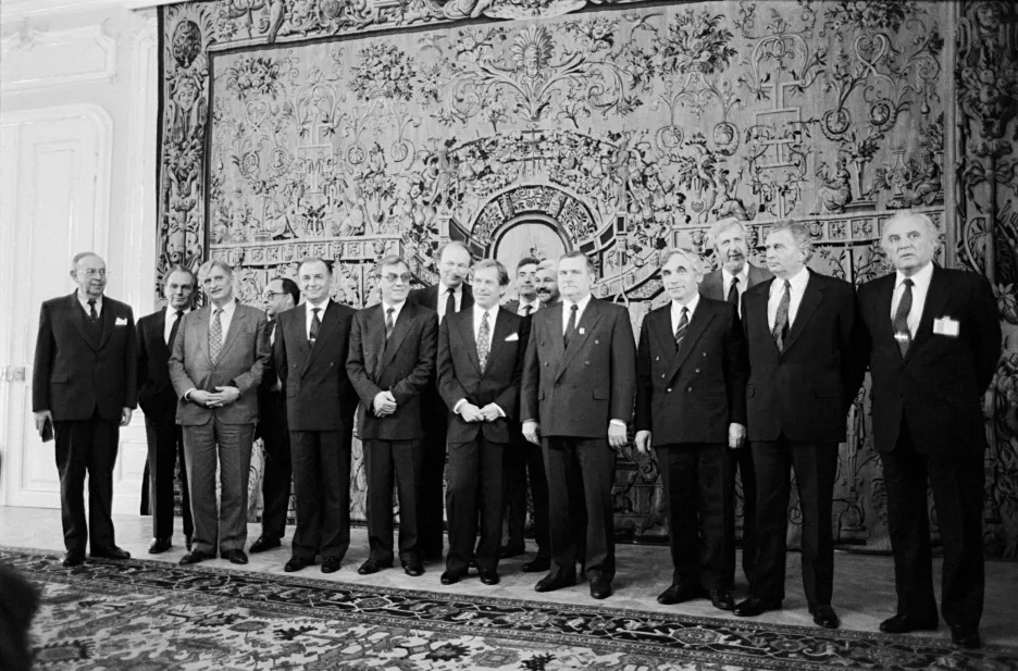 Společná fotografie hlavních představitelů zemí spojených v rámci Varšavské smlouvy vznikla během posledního zasedání výboru. Jednání zahájil 1. července 1991 v Praze prezident ČSFR Václav Havel, který jako nejvyšší představitel hostitelské země jednání řídil. Následně byl podepsaný protokol, který vojenský pakt oficiálně rozpustil
