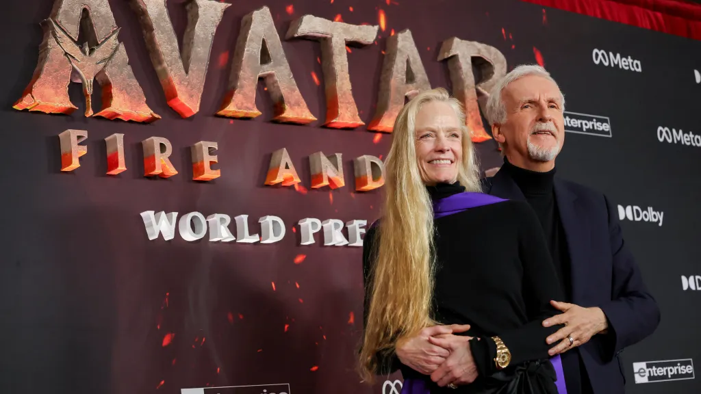 James Cameron a jeho manželka Suzy Amisová Cameronová na světové premiéře filmu Avatar: Oheň a popel v Los Angeles