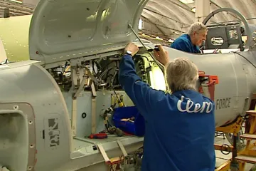 Aero Vodochody sestěhovává výrobu, lidi ale bude potřebovat