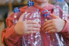 K recyklaci jde jen 19 procent PET lahví, upozorňuje Hladík. Brabec označil studii za „partyzánštinu“
