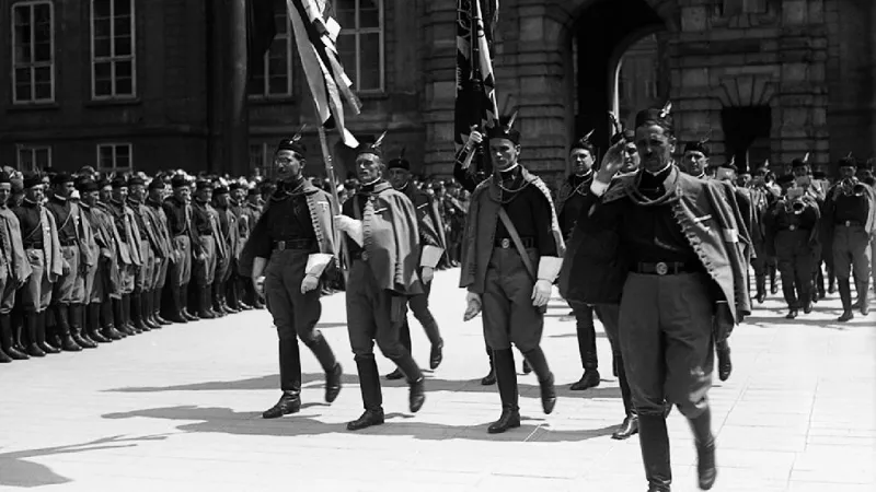 František Pecháček s praporem od T. G. Masaryka v roce 1926