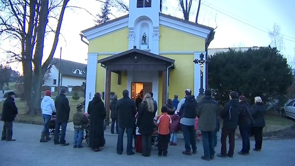 Lidé před kapličkou v obci Krhová