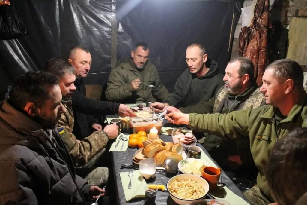 Ukrajinští vojáci slaví Vánoce na neznámém místě na frontě