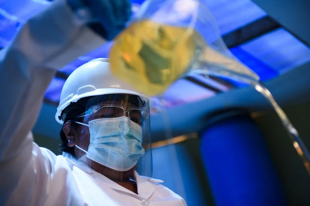 Fotografie zachycuje proces zpracování oleje