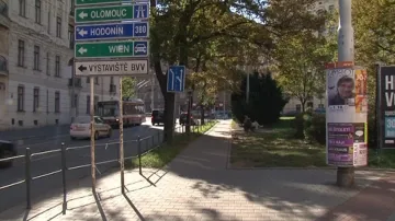 Místo stromů by v parku mohla být socha či kašna