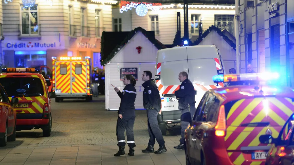 Policisté a záchranáři poblíž vánočního tržiště v Nantes