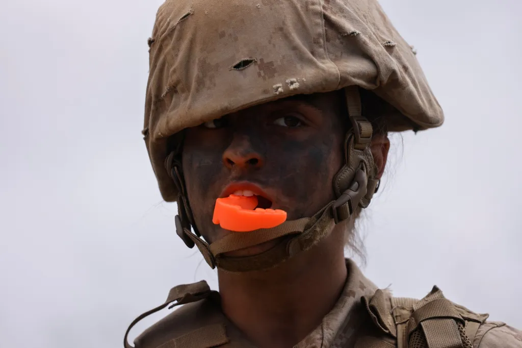 Americká armáda prolomila poslední genderové bariéry. Ženy procházejí tvrdým "mariňáckým" výcvikem, stejně jako muži, na námořní základně Pendleton v Kalifornii