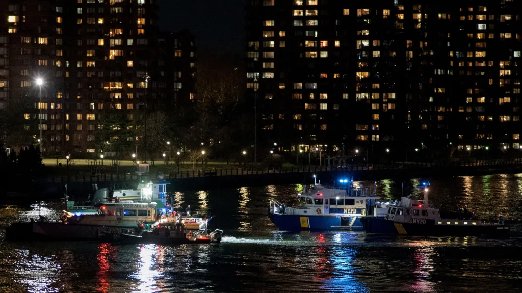 Záchranná operace na East River v New Yorku